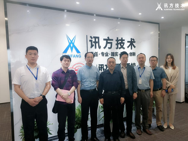 武汉职业技术学院校党委副书记何让波一行莅临巅峰国际官网技术武汉基地